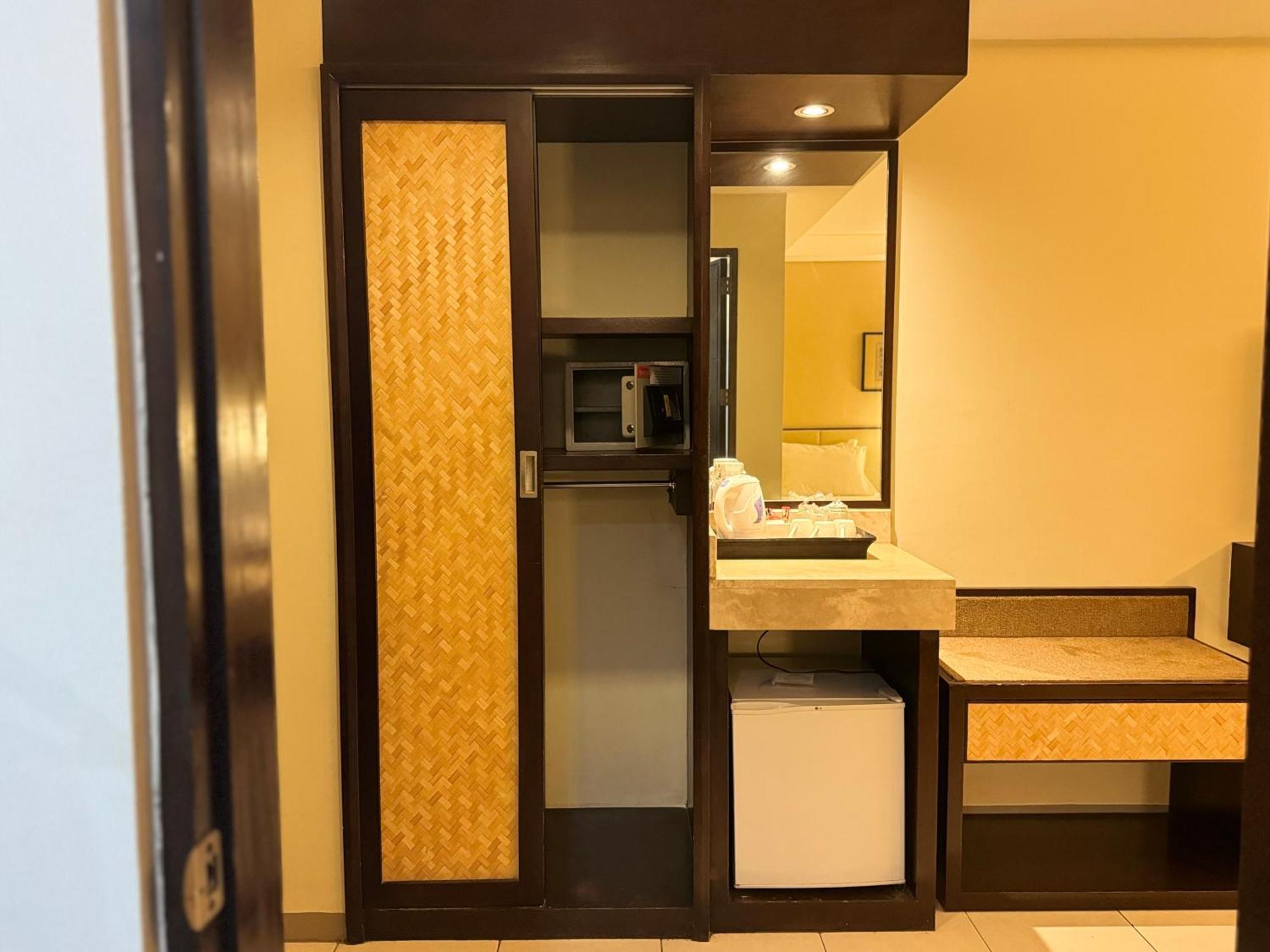 Circle Inn - Iloilo City Center Zewnętrze zdjęcie