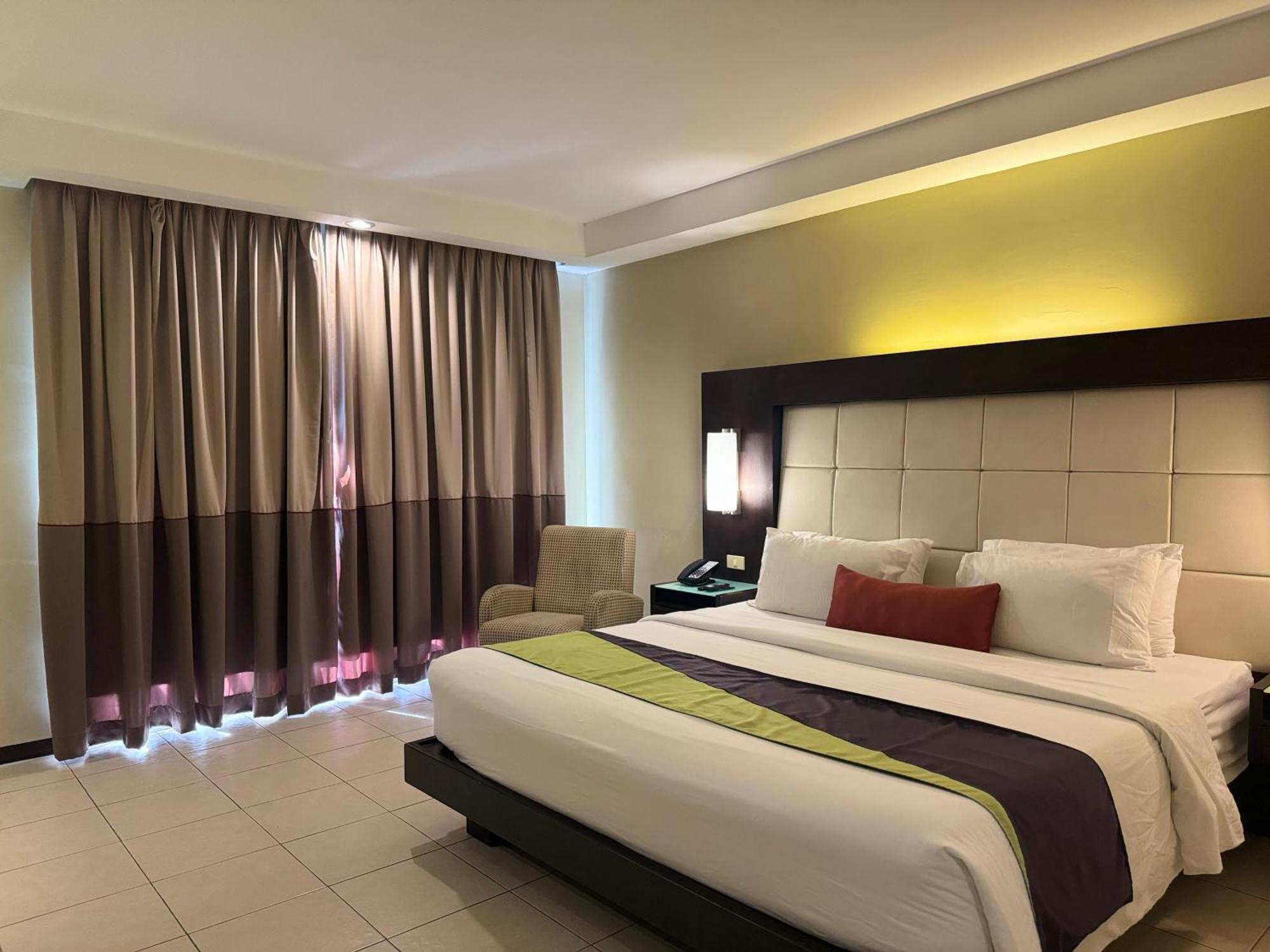 Circle Inn - Iloilo City Center Zewnętrze zdjęcie